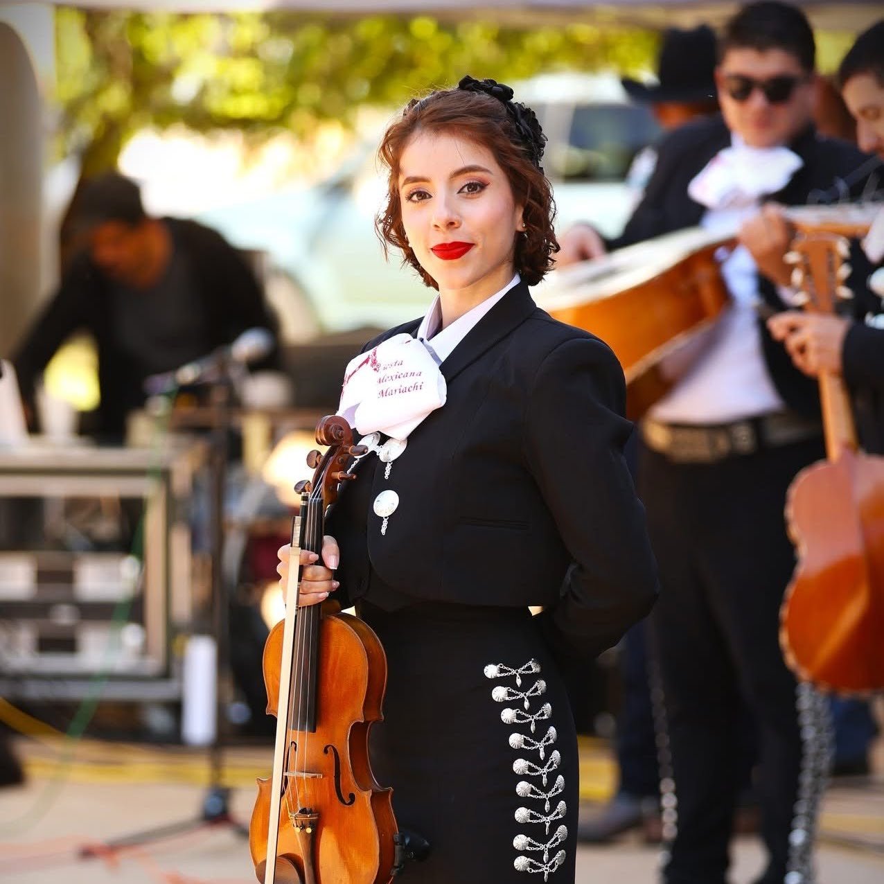 Mariachi de mi Tierra performing