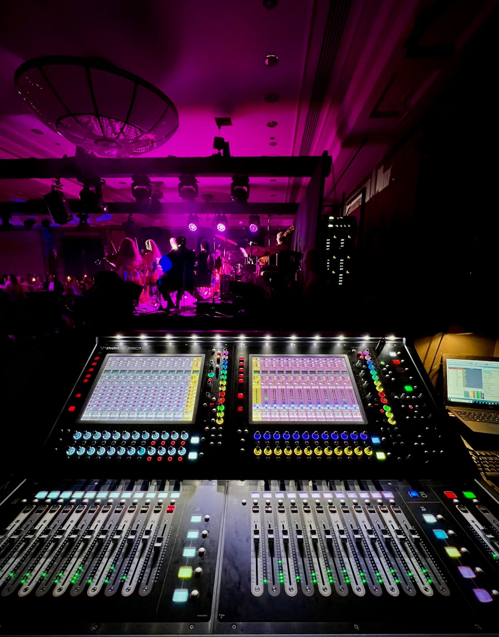 Evento social con iluminación